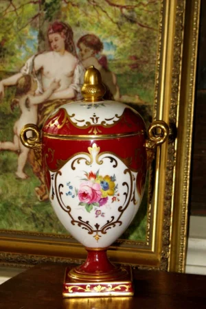 Rare Wedgwood Bone China Vase with Lid – Hand-Painted Floral Design, Red and Gilded Finish, Late 19th/Early 20th Century