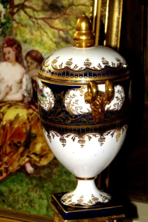 Rare Wedgwood Bone China Vase with Lid – Hand-Painted Blue Landscape and Gilded Accents, Late 19th/Early 20th Century